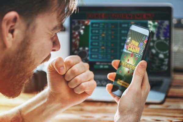 Tangkapan layar aplikasi ampmbet menampilkan pasar Liga 1 dan permainan kasino langsung